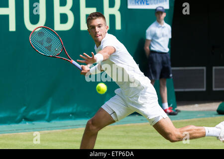 Borna Coric (CRO) spielt einen Schuss in der ersten Runde des ATP Gerry Weber Open Tennis Championships in Halle, Deutschland. Coric gewann 6-4, 3-6, 6-3. Stockfoto