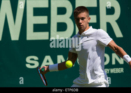 Borna Coric (CRO) spielt einen Schuss in der ersten Runde des ATP Gerry Weber Open Tennis Championships in Halle, Deutschland. Coric gewann 6-4, 3-6, 6-3. Stockfoto