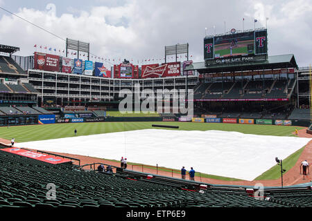 Arlington, TX, USA. 13. Juni 2015. Eine allgemeine Stadion-Ansicht mit der Plane über das Infield vor der Major League Baseball Spiel zwischen den Minnesota Twins und der Texas Rangers im Globe Life Park in Arlington, TX. Tim Warner/CSM/Alamy Live-Nachrichten Stockfoto