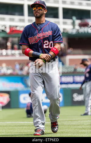 Arlington, TX, USA. 13. Juni 2015. Minnesota Twins linker Feldspieler Eddie Rosario (20) während der Major League Baseball Spiel zwischen den Minnesota Twins und der Texas Rangers im Globe Life Park in Arlington, TX. Tim Warner/CSM/Alamy Live-Nachrichten Stockfoto