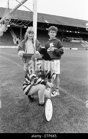 Fußball-lernen... Holmfirth Junior School Schüler Sophie Carr (Front) Crystal Ward und James Bowers messen Huddersfield Town Tonhöhe in ein Pionierprojekt Bildung. Die neun-jährigen waren die ersten Hunderter von lokalen Jugendlichen s wird Stockfoto