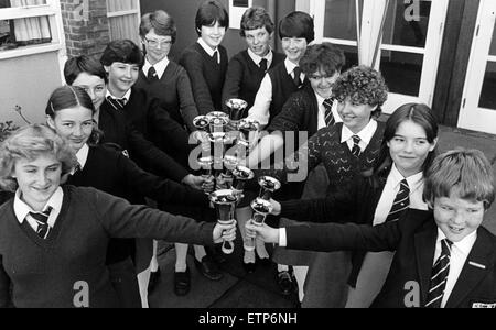 Schüler aus Saltscar-Gesamtschule, Redcar, mit einem kompletten Satz von 12 Handglocken, kostet 600 Pfund. Sie werden von der Mittagszeit Handglocken-Gruppe eingesetzt. 30. September 1982. Stockfoto