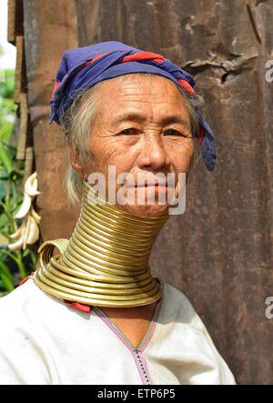 Studie einer langen Necked oder Giraffe Hals birmanischen Padaung Frau in der Nähe von Lake Inle in Myanmar Stockfoto