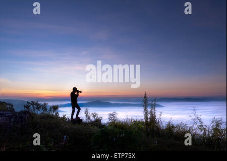 Silhouette der Fotograf unter Bild auf Landschaft am Doi Phatang Chiang Rai, thailand Stockfoto