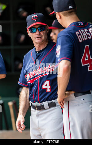 Arlington, TX, USA. 13. Juni 2015. Minnesota Twins Manager Paul Molitor (4) während der Major League Baseball Spiel zwischen den Minnesota Twins und der Texas Rangers im Globe Life Park in Arlington, TX. Tim Warner/CSM/Alamy Live-Nachrichten Stockfoto