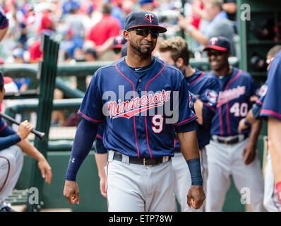 Arlington, TX, USA. 13. Juni 2015. Minnesota Twins Designated Hitter Eduardo Nunez (9) während die Major League Baseball Spiel zwischen den Minnesota Twins und der Texas Rangers im Globe Life Park in Arlington, TX. Tim Warner/CSM/Alamy Live-Nachrichten Stockfoto