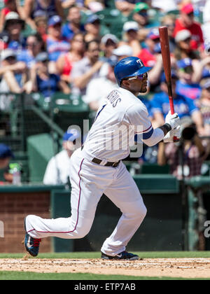 Arlington, TX, USA. 13. Juni 2015. Texas Rangers Shortstop Elvis Andrus (1) an der Platte während der Major League Baseball Spiel zwischen den Minnesota Twins und der Texas Rangers im Globe Life Park in Arlington, TX. Tim Warner/CSM/Alamy Live-Nachrichten Stockfoto