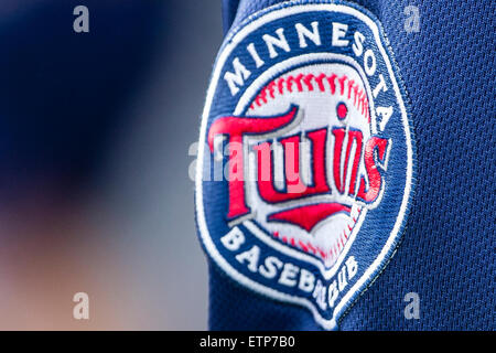 Arlington, TX, USA. 13. Juni 2015. Minnesota Twins Logo auf ein Trikot in der Major League Baseball Spiel zwischen den Minnesota Twins und der Texas Rangers im Globe Life Park in Arlington, TX. Tim Warner/CSM/Alamy Live-Nachrichten Stockfoto