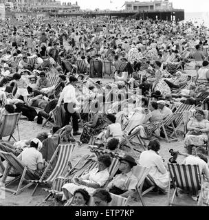 Heiße Wetter Szenen am Strand in Margate, Kent, im August Bank Holiday. 5. August 1962. Stockfoto