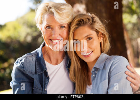 Porträt von fröhlichen senior Mutter und junge Erwachsene Tochter Stockfoto