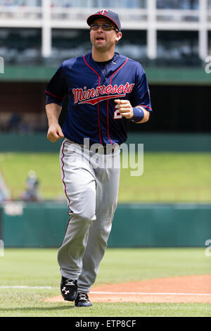 Arlington, TX, USA. 13. Juni 2015. Minnesota Twins zweiter Basisspieler Brian Dozier (2) während der Major League Baseball Spiel zwischen den Minnesota Twins und der Texas Rangers im Globe Life Park in Arlington, TX. Tim Warner/CSM/Alamy Live-Nachrichten Stockfoto