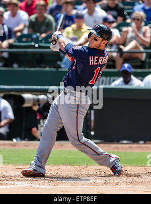 Arlington, TX, USA. 13. Juni 2015. Minnesota Twins Catcher Chris Herrmann (12) auf die Platte während der Major League Baseball Spiel zwischen den Minnesota Twins und der Texas Rangers im Globe Life Park in Arlington, TX. Tim Warner/CSM/Alamy Live-Nachrichten Stockfoto