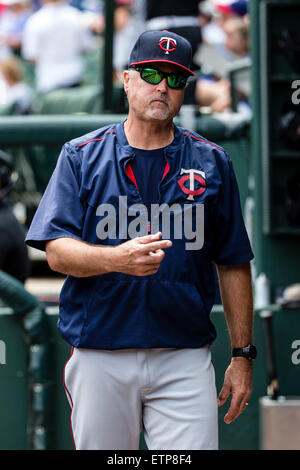 Arlington, TX, USA. 13. Juni 2015. Minnesota Twins schlagen Trainer Tom Brunansky (23) während der Major League Baseball Spiel zwischen den Minnesota Twins und der Texas Rangers im Globe Life Park in Arlington, TX. Tim Warner/CSM/Alamy Live-Nachrichten Stockfoto