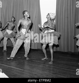 Sierra Leone-Tanzgruppe Proben an der London University Girls Herberge für das Commonwealth Arts Festival in der Royal Albert Hall nächste Woche stattfinden wird im Bild Samstag, 11. September 1965. Stockfoto