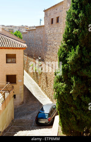 Auto geparkt auf einem engen, gepflasterten Gassen in Toledo, Spanien, wo alle verfügbaren Speicherort verwendet wird. Stockfoto