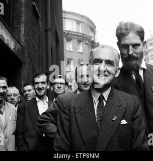 Im Bild, Philip Kinghorn Burbridge mit Herrn Austen Brooks (mit Bart), ein Mitglied der Liga der Empire Loyalists.  Herr Philip Kinghorn Burbridge, wer Herrn Altrincham (Kritiker der Königin), schlug, als er aus Fernsehen House in London kam. 7. August 19 Stockfoto