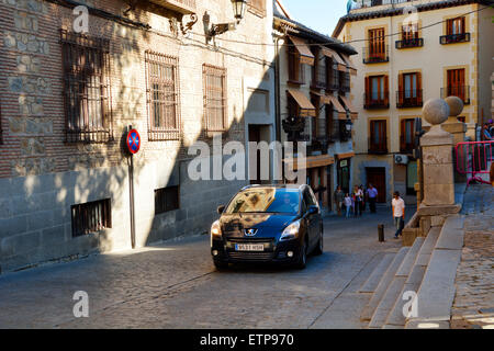 Enge, gepflasterte Gassen in Toledo, Spanien sind noch offen für Autos Stockfoto