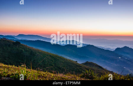 Sonnenuntergang-Szene am Doi pha Tang in Chiangrai, Thailand Stockfoto