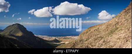 Panorama vom Barranco de Fanabe in Richtung der Südwestküste Teneriffas mit Montana de Los Brezos und Roque del Conde Stockfoto