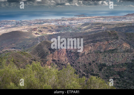 Blick vom Vulkankegel des Pico de Bandama in den Krater des zugehörigen Caldera de Bandama und über östlichen Gran Canaria Stockfoto