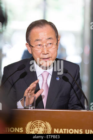 (150615) - Genf, 15. Juni 2015 (Xinhua)--UNO-Generalsekretär Ban Ki-Moon hält eine Pressekonferenz nach dem Treffen mit Vertretern der jemenitischen Regierung in Genf, Schweiz, am 15. Juni 2015. Ban Ki Moon warnte am Montag nach Abhaltung Treffen mit Vertretern der jemenitischen Regierung und die Gruppe der 16 plus, "im Jemen Fall die tickende Uhr ist kein Zeit-Stück, es ist eine Zeitbombe." (Xinhua/Xu Jinquan) Stockfoto