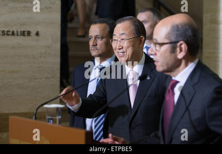 (150615) - Genf, 15. Juni 2015 (Xinhua)--UN Secretary-General Ban Ki-moon (C) hält eine Pressekonferenz nach dem Treffen mit Vertretern der jemenitischen Regierung in Genf, Schweiz, am 15. Juni 2015. UN-Generalsekretär Ban Ki-Moon mahnte am Montag nach Abhaltung Treffen mit Vertretern der jemenitischen Regierung und die Gruppe der 16 plus "im Jemen Fall die tickende Uhr ist kein Zeit-Stück, es ist eine Zeitbombe." (Xinhua/Xu Jinquan) Stockfoto