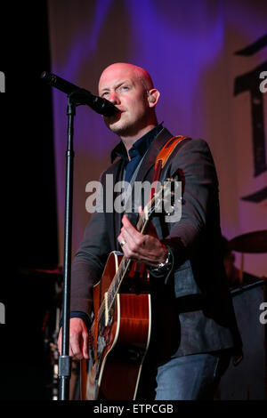 Raleigh, North Carolina, USA. 10. Juni 2015. Die abgenutzte Stelle führt in North Carolina. The Fray ist eine US-amerikanische Rock-Band aus Denver, Colorado. Von Mitschülern Isaac Slade und Joe King im Jahr 2002 gegründet, sie erreichten Erfolg mit der Veröffentlichung ihres Debütalbums, wie zu Save a Life im Jahr 2005 wurde zertifiziert Doppel-Platin von der RIAA und Platin in Australien, Kanada, Neuseeland und Großbritannien. © Andy Martin Jr./ZUMA Draht/Alamy Live-Nachrichten Stockfoto