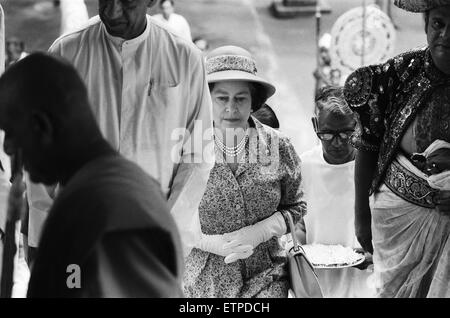 Die Royal Queens Vist nach Sri Lanka 21.-25. Oktober 1981. Ihre Majestät Königin Elizabeth II besucht Sri Lanka zweimal seit der Unabhängigkeit zuerst im Jahr 1953 und dann im Jahr 1981. Die Königin zweiter Besuch war zu die Feierlichkeiten 50 Jahre universal Erwachsenen Franchise in Sri Lanka zu besuchen. Der Victoria Damm des Mahaweli-Umleitung-Programms wurde feierlich von Premierministerin Margaret Thatcher 1984 eröffnet. Sri Lanka-Riegel mit Großbritannien sind vielfältig und decken ein breites Spektrum von Bereichen. Über einen Zeitraum von Zeit haben britische Handelsinteressen in Sri Lanka einen allmählichen Übergang von Plantagen, gezeigt. Stockfoto