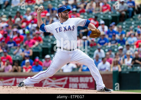 Arlington, TX, USA. 13. Juni 2015. Texas Rangers Krug Colby Lewis (48) ab, während die Major League Baseball Spiel zwischen den Minnesota Twins und der Texas Rangers im Globe Life Park in Arlington, TX. Tim Warner/CSM/Alamy Live-Nachrichten Stockfoto