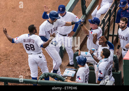 Arlington, TX, USA. 13. Juni 2015.   während der Major League Baseball Spiel zwischen den Minnesota Twins und der Texas Rangers im Globe Life Park in Arlington, TX. Tim Warner/CSM/Alamy Live-Nachrichten Stockfoto