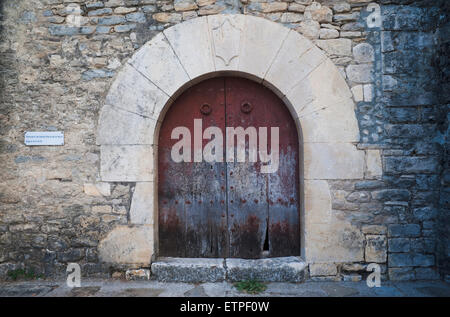 Gewölbte Tür der alten Kirche im Dorf Santa Maria De La Nuezes, Sobrarbe, Huesca, Aragón, Spanien Stockfoto