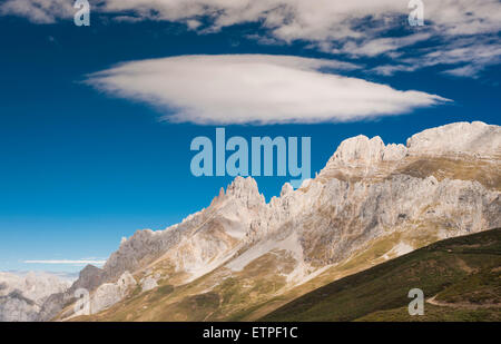 Spektakulären Wolkenformationen über den Picos de Europa vom Weg über Puerto de Pandetrabe, Provinz León, Spanien Stockfoto