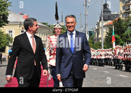 Sofia, Bulgarien. 15. Juni 2015. Bulgarische Präsident Rosen Plevneliev (L) und seinem portugiesischen Amtskollegen Anibal Cavaco Silva Beitrag zu Ehren Wachen während einer Willkommenszeremonie in Sofia, Bulgarien, am 15. Juni 2015. Der portugiesische Präsident ist bei einem zweitägigen Besuch in Bulgarien. © Wang Mine/Xinhua/Alamy Live-Nachrichten Stockfoto