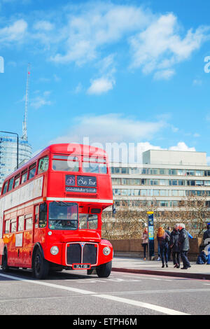 LONDON - APRIL 5: Kultigen roten Doppeldecker-Bus auf 5. April 2015 in London, Vereinigtes Königreich. Der London-Bus ist eine von Londons Hauptikonen Stockfoto