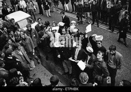 Pop-Stars treffen in der Carnaby Street, London Gründer Mitglied der Anti Bowler-Hut-Gruppe bekannt als Bowler-Hut-Brigade. Zwischen den Gruppen waren The Animals, The Kinks, The Rolling Stones, The Walker Brothers, The Merseybeats und The Who 1. September 1965. Stockfoto