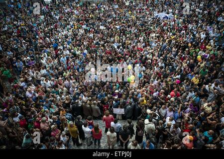 Barcelona, Katalonien, Spanien. 13. Juni 2015. ADA COLAU, neuer Bürgermeister von Barcelona, spricht mit Hunderten von Fans füllen die St. Jaume Platz werfen Konfetti und schreien nach ihrer Amtseinführung © Matthias Oesterle/ZUMA Wire/ZUMAPRESS.com/Alamy Live News Stockfoto