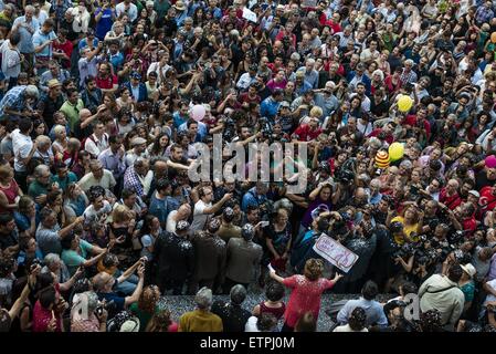 Barcelona, Katalonien, Spanien. 13. Juni 2015. ADA COLAU, neuer Bürgermeister von Barcelona, spricht mit Hunderten von Fans füllen die St. Jaume Platz werfen Konfetti und schreien nach ihrer Amtseinführung © Matthias Oesterle/ZUMA Wire/ZUMAPRESS.com/Alamy Live News Stockfoto