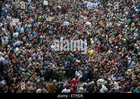 Barcelona, Katalonien, Spanien. 13. Juni 2015. ADA COLAU, neuer Bürgermeister von Barcelona, spricht mit Hunderten von Fans füllen die St. Jaume Platz werfen Konfetti und schreien nach ihrer Amtseinführung © Matthias Oesterle/ZUMA Wire/ZUMAPRESS.com/Alamy Live News Stockfoto