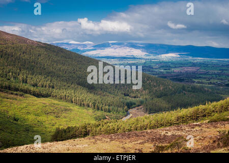 Blick auf die schneebedeckten Berge der Galty (Galtee), von der Vee Knockmealdown Mountains, County Tipperary, Irland Stockfoto