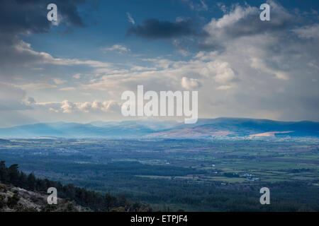 Blick auf die schneebedeckten Berge der Galty (Galtee), von der Vee Knockmealdown Mountains, County Tipperary, Irland Stockfoto