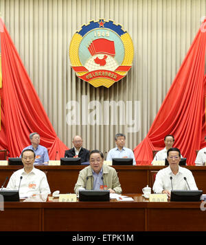 (150615)--Peking, 15. Juni 2015 (Xinhua)--Yu Zhengsheng (C vorne), Vorsitzender des chinesischen Volkes der politischen Beratenden Konferenz (CPPCC) National Committee, führt den Vorsitz in der 11. Sitzung des ständigen Ausschusses des Nationalkomitees der PKKCV in Peking, Hauptstadt von China, 15. Juni 2015. Das Treffen war vor allem die Zuordnung von der Nation 13. fünf-Jahres-Plan zu besprechen. Chinesische Vize Premier Zhang Gaoli (R vorne) besuchte auch die Sitzung, die bis Mittwoch läuft. (Xinhua/Pang Xinglei) (Wjq) Stockfoto