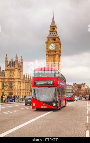 LONDON - 4 APRIL: Kultigen roten Doppeldecker-Bus am 4. April 2015 in London, Vereinigtes Königreich. Der London-Bus ist eine von Londons Hauptikonen Stockfoto