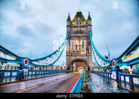 Tower Bridge in London, Grossbritannien am Morgen