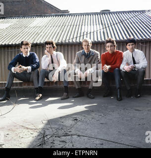 Britische Popgruppe The Hollies Durchführung im BBC Fernsehen-Diagramm-Programm Top Of The Pops. Von links nach rechts: Peter Staples, Chris Britton (unten), Schlagzeuger Ronnie Bond (oben) und Sänger Reg Presley.  April 1968. Stockfoto