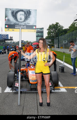 Monza, Italien - 30. Mai 2015: Eine Raster-Mädchen stellt während der FIA-Formel-3-EM Stockfoto