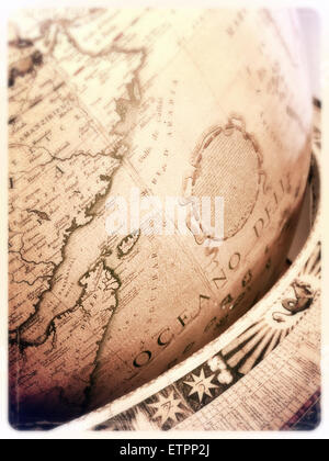 Jahrgang 1930 World Globe auf Stativ Stockfoto