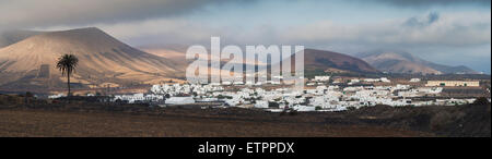 Früh morgens am Dorf Uga, Lanzarote, Kanarische Inseln, mit den tief verwitterten Ajaches-Bergen im Hintergrund Stockfoto