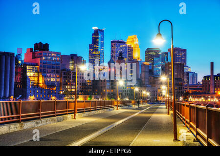Die Innenstadt von Minneapolis, Minnesota in der Nacht von den berühmten Steinbogenbrücke aus gesehen Stockfoto