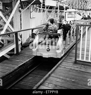 Szenen in Margate, Kent, während der Karfreitag. Ein paar auf einer Kirmes fahren. 27. März 1964. Stockfoto