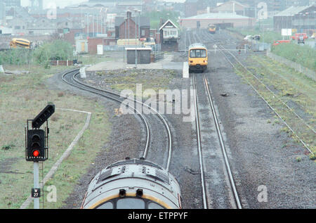 Middlesbrough Eisenbahnlinien laufen neben Cargo-Flotte-Straße, Middlesbrough, North Yorkshire, 26. April 1990. Stockfoto